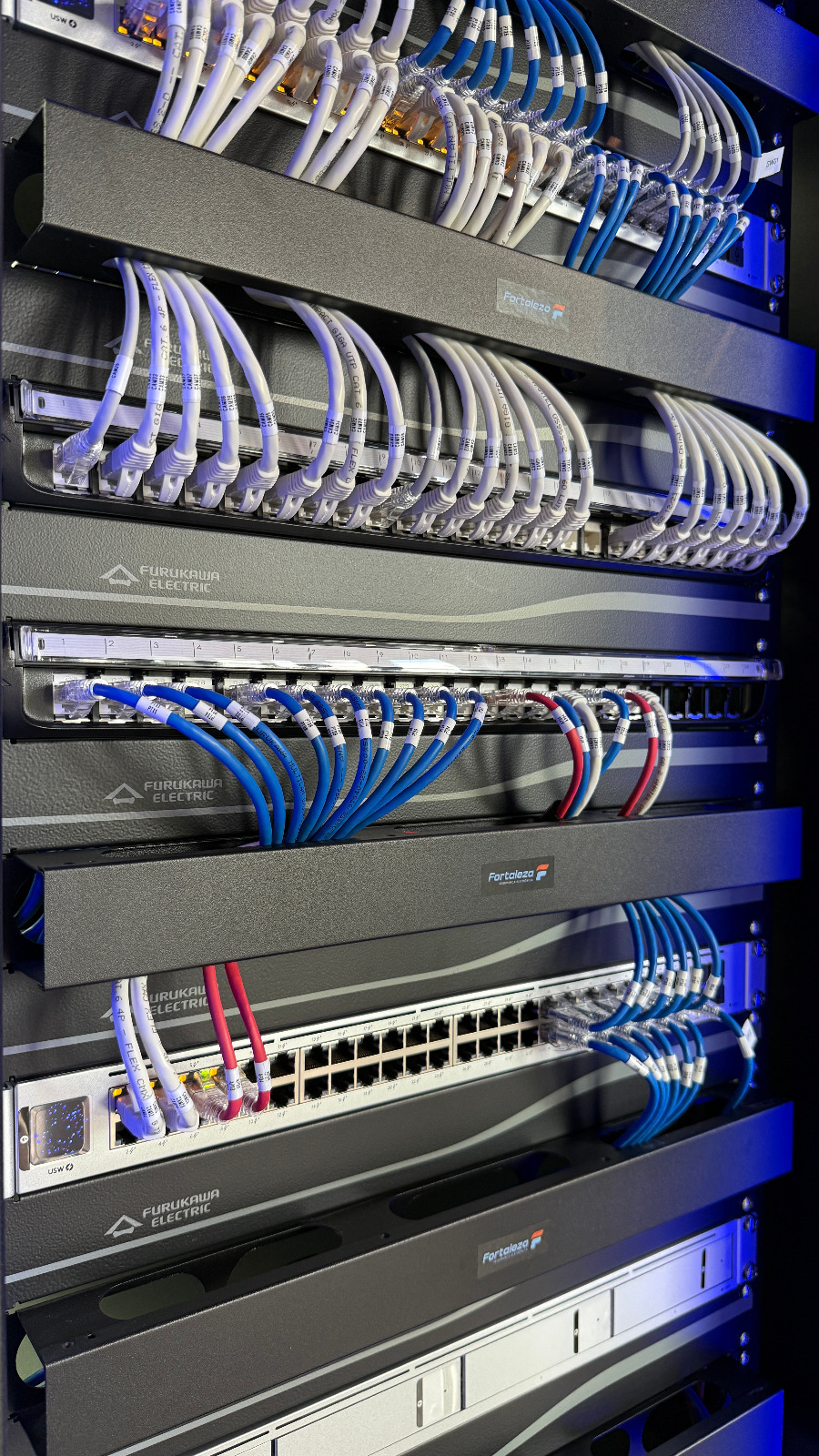Rack de rede estruturado com patch panels Furukawa e switches