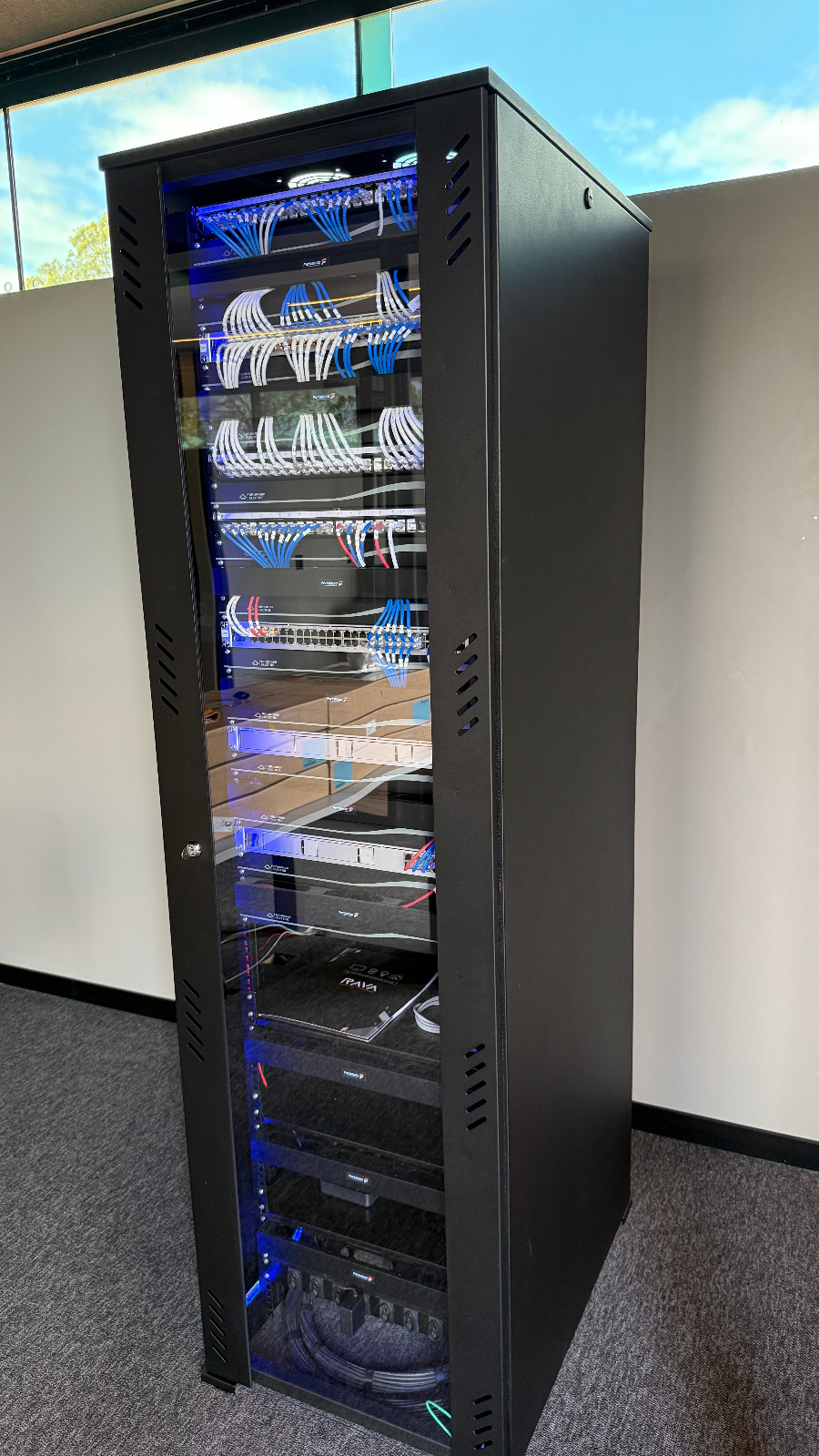 Rack de rede profissional com cabeamento estruturado organizado